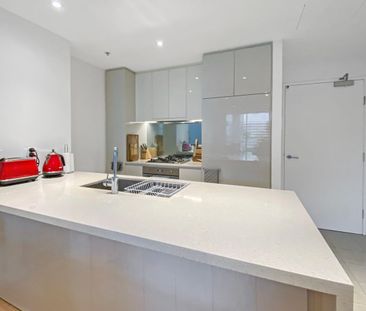 Spacious and sun filled apartment with easy access to all conveniences - Photo 6