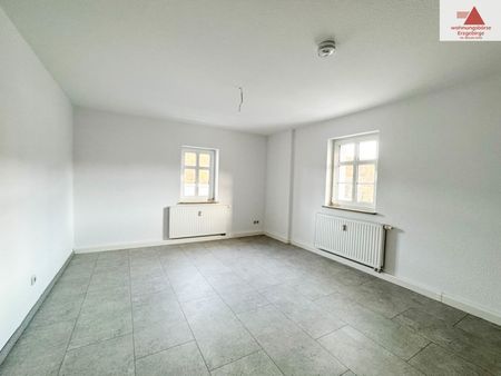 Großzügige, komplett sanierte 5-Raum-Wohnung mit zwei Bädern in Gornsdorf!! - Photo 2