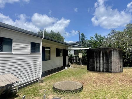 4 BEDROOM FAMILY HOME IN BALL BAY - Photo 2