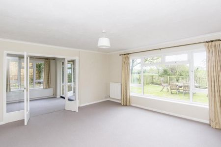 3 bedroom detached bungalow to rent - Photo 2