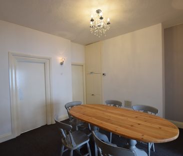 Quiet, modern and clean house share, close to town centre - Photo 5