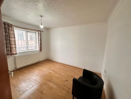 3 Bed Flat, Ley Street, IG2 - Photo 4