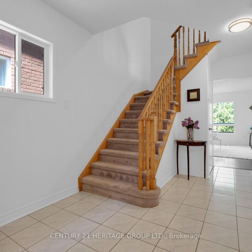 For Lease - 431 Carruthers Avenue, Newmarket, Ontario - Photo 1