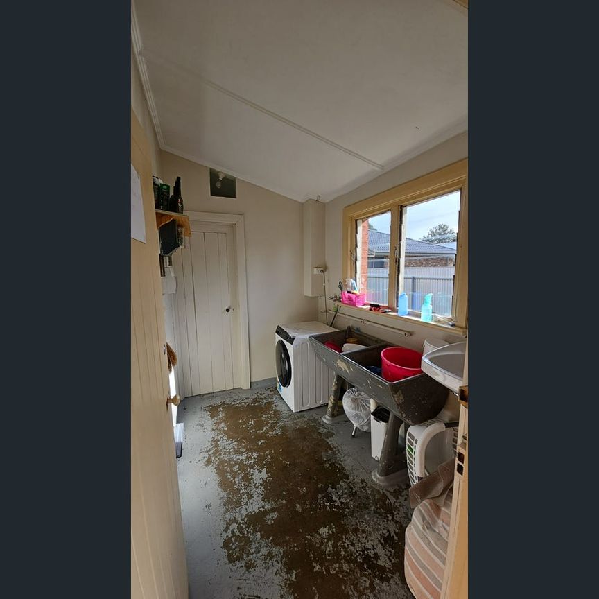 Fabulous location, walk to Salisbury CBD and railway station only minutes away. - Photo 1