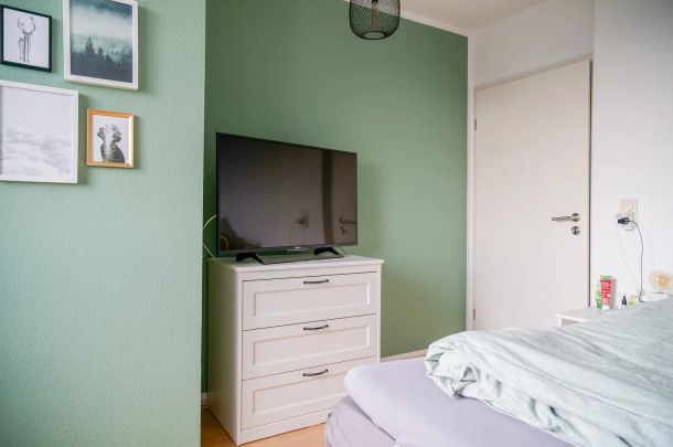 Mit Blick in die Ferne und Wohlfühlgarantie: Ideal geschnittene 3-Zimmer Wohnung mit Einzelgarage! - Photo 1