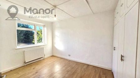 Rushden Gardens, Clayhall, IG5 - Photo 4