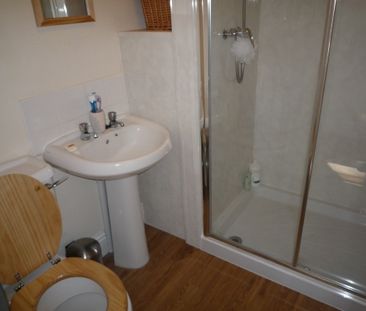 2 bed Apartment - To Let - Photo 5