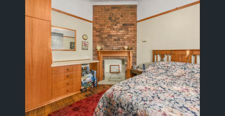 Charming & Cosy Home in Prime Location - Photo 2