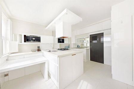 Immaculate and beautifully presented ground and lower ground floor duplex that has been refurbished to an exceptional standard combining the contemporary with the period features. Minimum Tenancy Length: 12 months EPC Rating C | Council Tax Band G - Photo 5