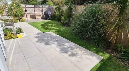 Modern sunny townhouse in central Whitby - Photo 3