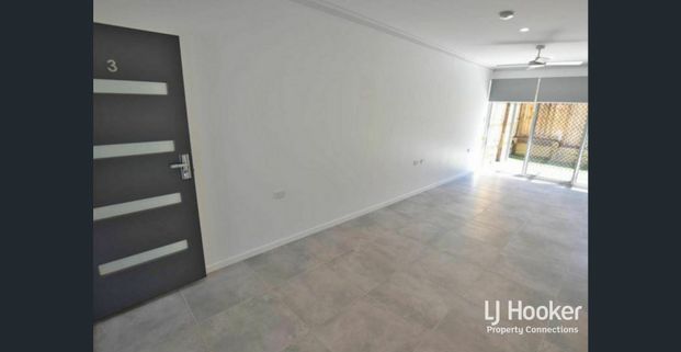 STUNNING TOWNHOUSE. OUTSTANDING LOCATION - Photo 1