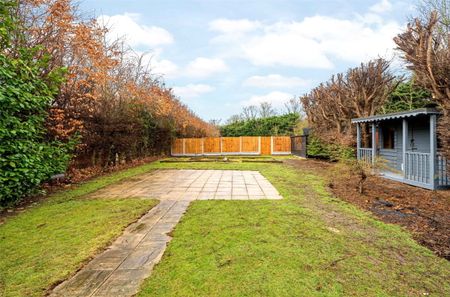 A 5 bedroom chalet style house built around 1930 and located within the Essex area. - Photo 4
