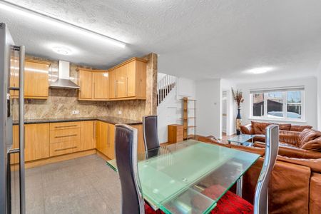 Raywood Close, Harlington, Hayes, UB3 5NL - Photo 2