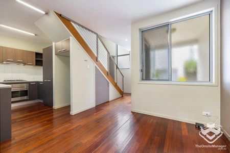 Modern 3-Bedroom Townhouse in Prime Indooroopilly Location - Photo 5