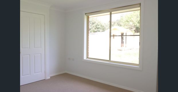 Prime Location Family Home with Scenic Views and Modern Comforts - Photo 1