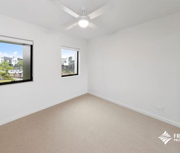 Large 4 Bedroom Townhome - Photo 2