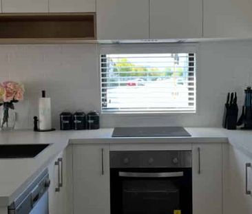 Lovely modern townhouse in great location! - Photo 2