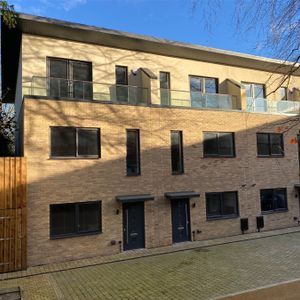 1 Enderleigh Mews, The Crescent - Photo 2