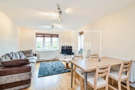 Warren Close, Farnham - Photo 3