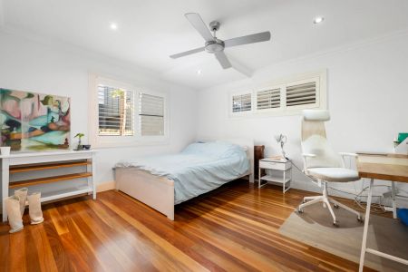Spacious Family Home with Pool & Solar in Prestigious Bulimba Location - Photo 5
