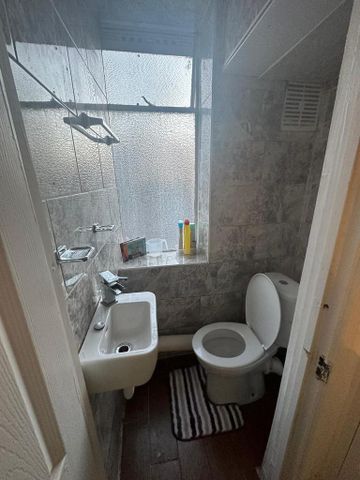 1 bedroom in a house share to rent - Photo 4