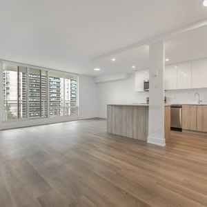 Large, Luxurious, Completely Renovated Large Two Bed Apartment in East York - Photo 2