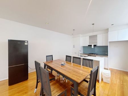 3BED Townhouse for Rent in Prime North Melbourne Location - Photo 2