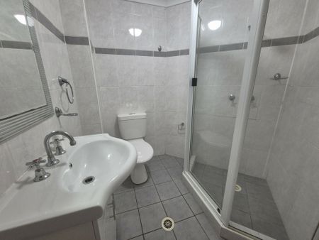SPACIOUS 2 BEDROOM UNIT IN IDEAL LOCATION WITH A VIEW! - Photo 4