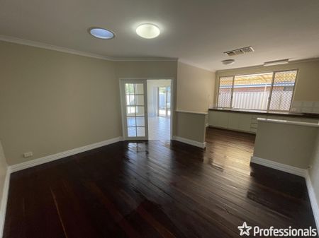 35 Tritonia Rise, Thornlie WA 6108 - Photo 2