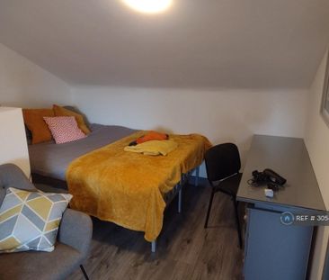 1 bedroom in a house share to rent - Photo 3