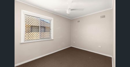 Classic charm, fresh interiors, and a backyard made for living - Photo 4