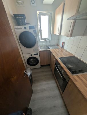 Room in a Shared Flat, Woodville Road, CR7 - Photo 1
