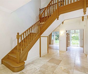 A stunning gated family home with off-street parking and generous gardens backing on to Richmond Park. - Photo 1