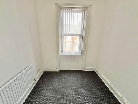 3 bedroom flat to rent - Photo 2