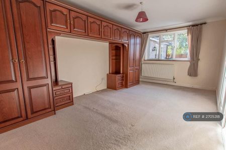 3 bedroom semi-detached house to rent - Photo 3