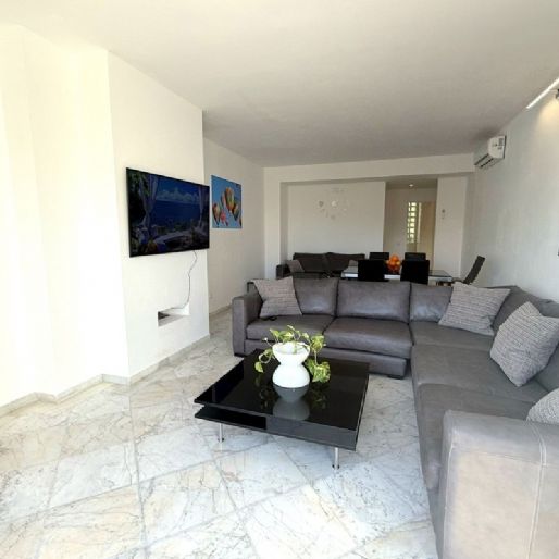 4 Bedroom Apartment For Rent in Puerto Banús, Málaga - Photo 1