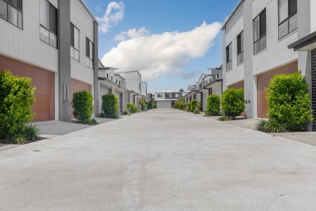 Four Bedroom Townhouse in sort after Mango Hill complex - Photo 4