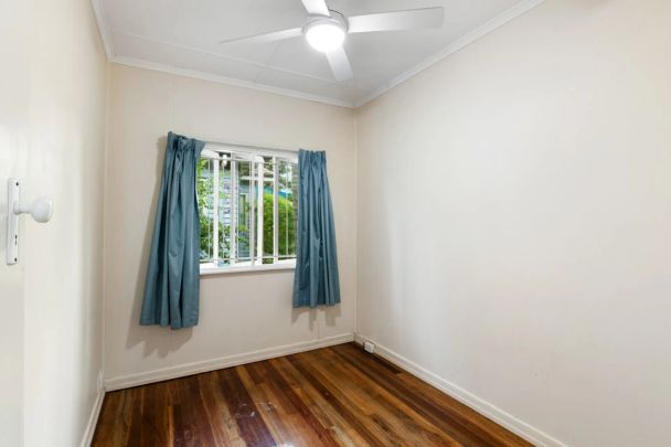 Charming Family Home with Spacious Backyard in Yeronga - Photo 1