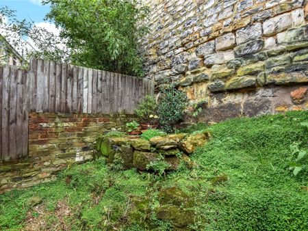 Attractive two bedroom semi-detached cottage in the Pantiles area - Photo 3