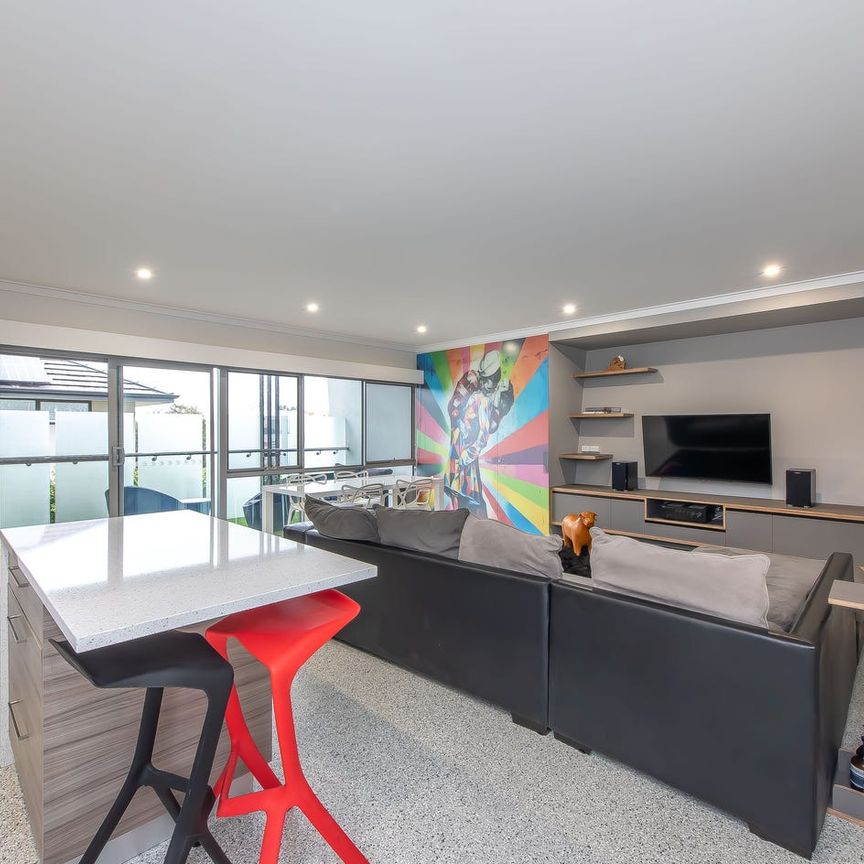 STUNNING MODERN TOWNHOUSE! - Photo 1