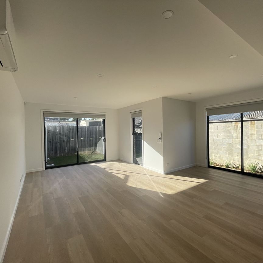SPACIOUS & ELEGANT NEW TOWNHOUSE - Photo 1