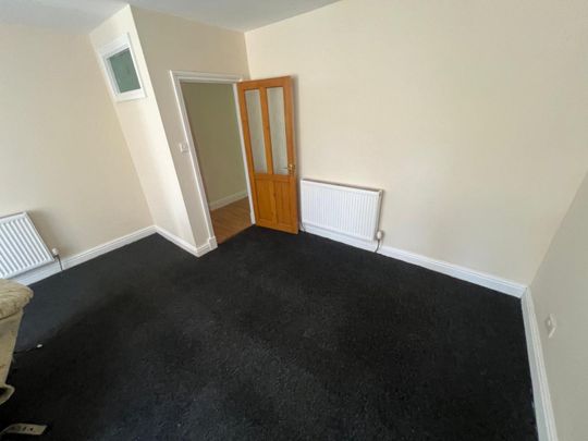 3 bedroom Flat To Let - Photo 1