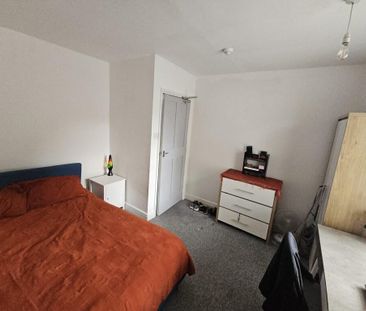 1 bedroom in a flat share to rent - Photo 2
