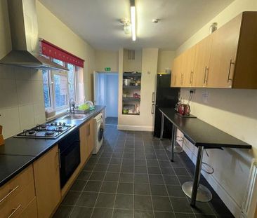 1 bedroom in a house share to rent - Photo 2