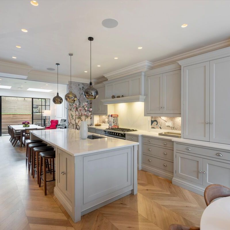 An immaculately presented family home for rent on The Ten Acre Estate in Chelsea. - Photo 1