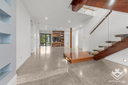 5 Bed + Private Studio + Spa | Quiet Street 6km to CBD - Photo 2