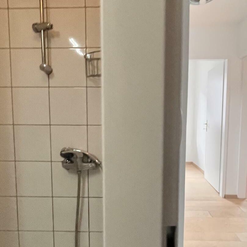 Kleine 2 Zimmer Wohnung im Dachgeschoss mit französischem Balkon. - Foto 1