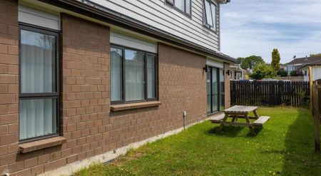 Exceptional 4-Bedroom Family Home in Mt Wellington - Photo 2