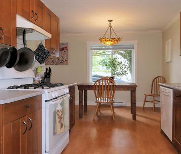 Cozy Rancher Home with Fenced Backyard – Half Months Rent Free! - Photo 4
