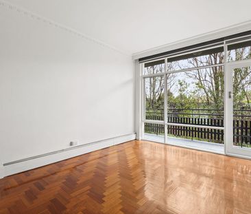 Spacious Apartment in an Exceptional St Kilda Location - Photo 2